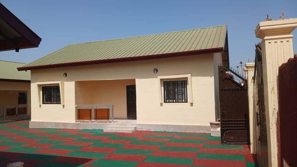 Mise en location de  chambre salon, une  douche interne , et une cuisine interne situé à Misira à coté de l'école Privée M'bemba touré .