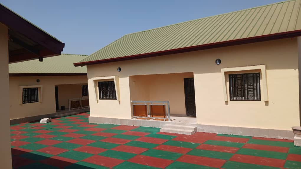 Nous vous proposons 16 appartements de deux chambres, deux douches internes, une salle à mangé et une cuisine interne disponible à Missira juste à coté de l'école privée M'bemba touré